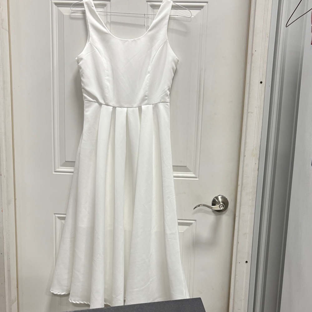 Elegant White Sleeveless Dress